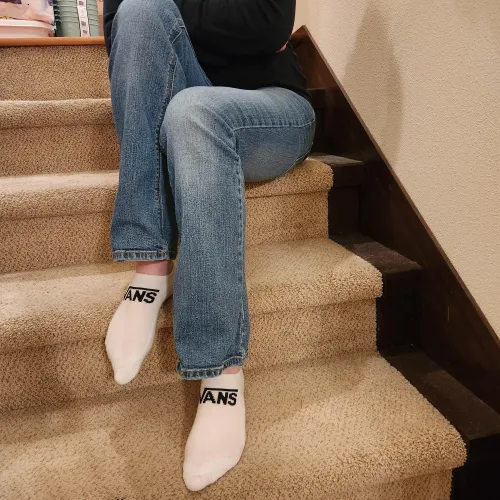 Got ahold of some cuuutttteeee white vans socks. Oh they fit me perfectly