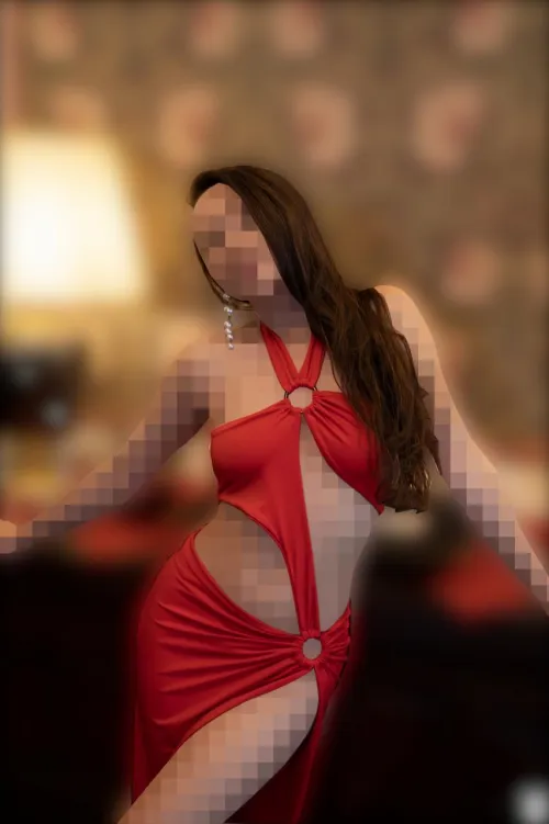 that sexy red dress owns you, beta!