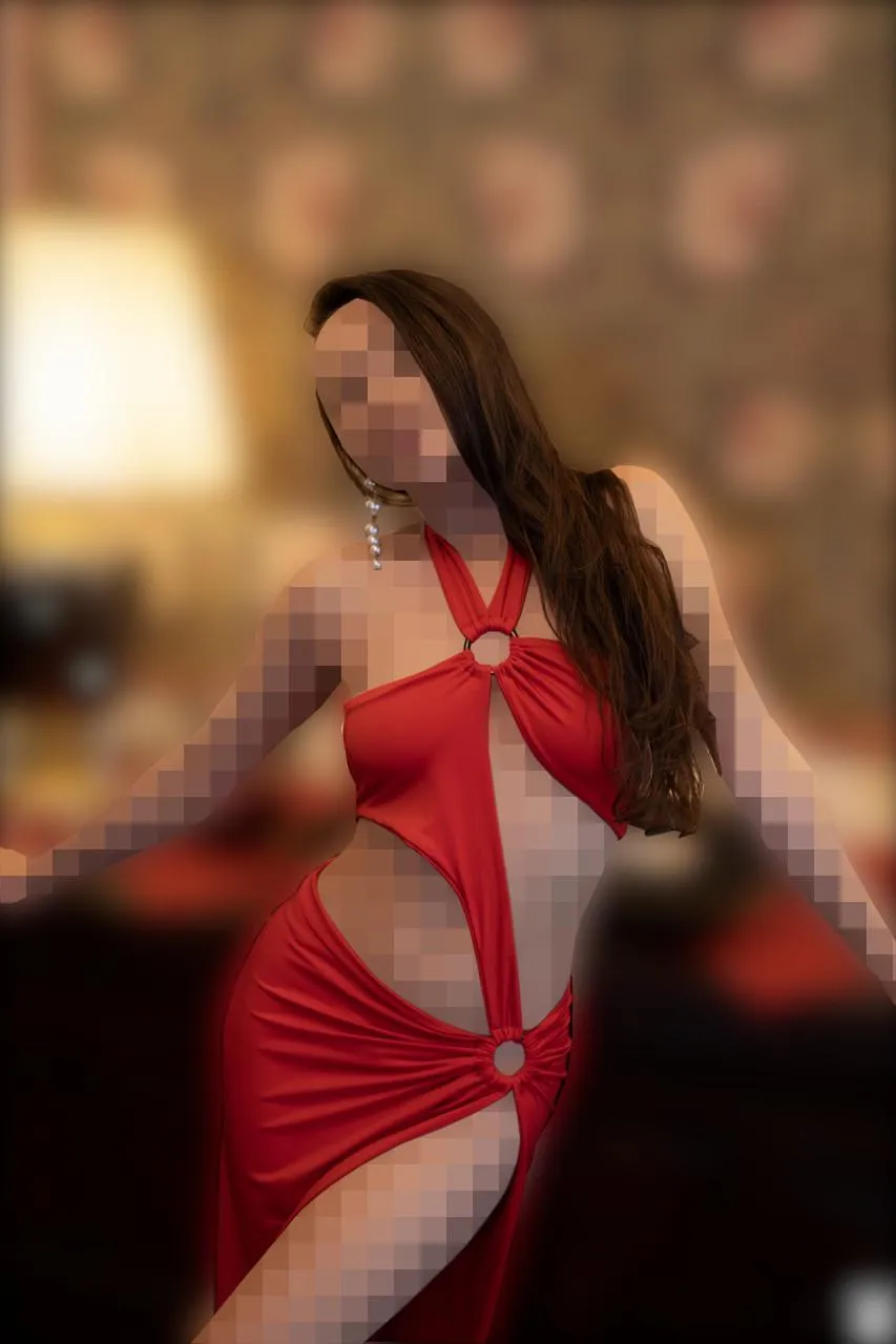 that sexy red dress owns you, beta!