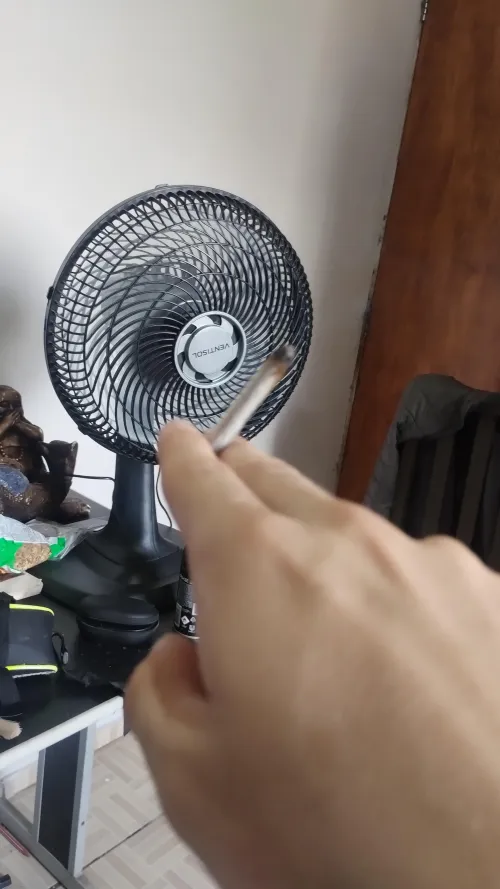 Fumando um com o ventilador apontado pra janela