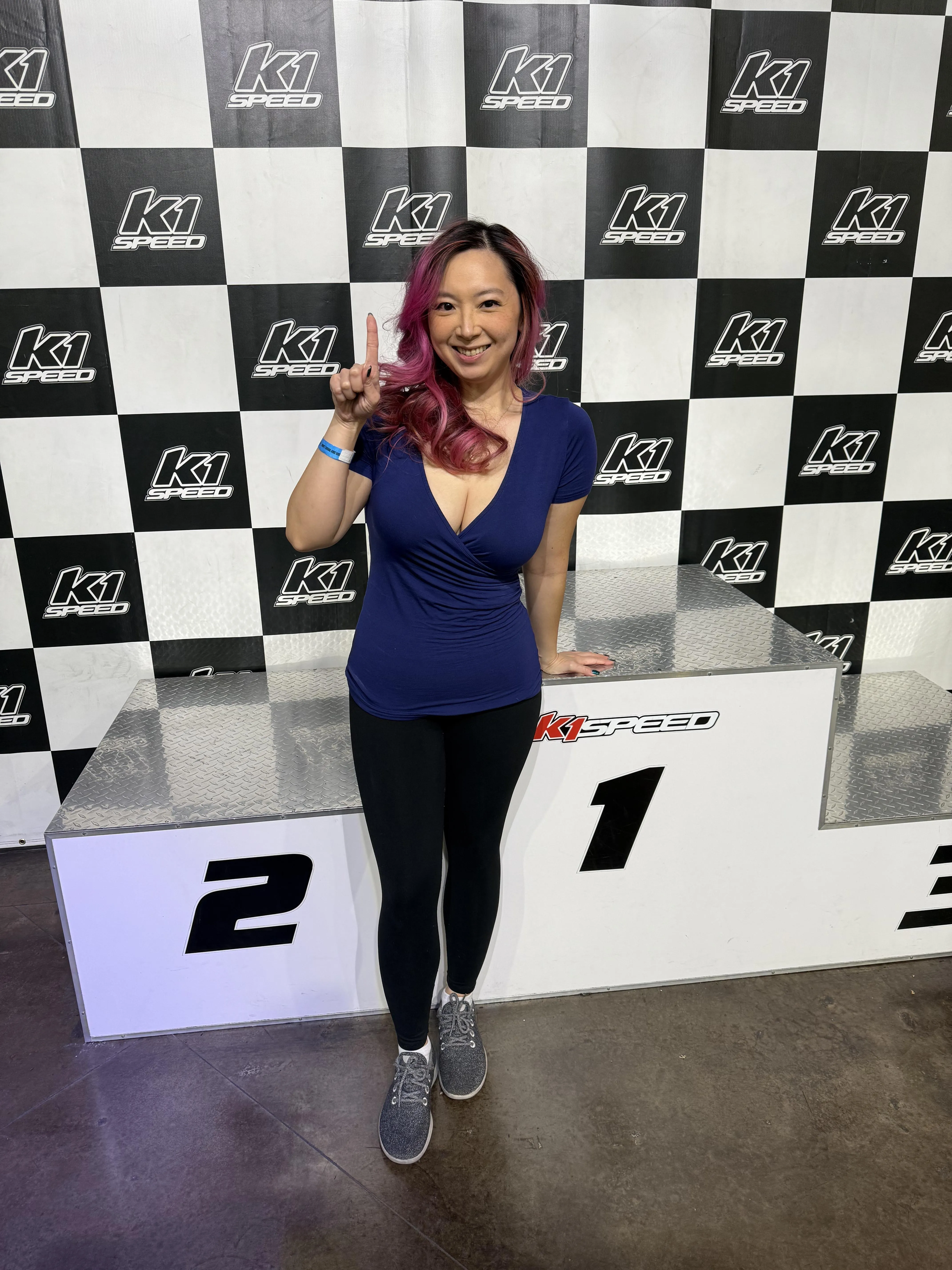 I’m feeling very cougar like… I want to help a vegas local (under 21) to lose his virginity. If your local n cute and a virgin, dm me