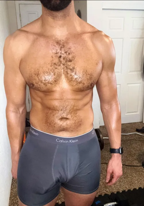 Even my cock gets a pump in the gym