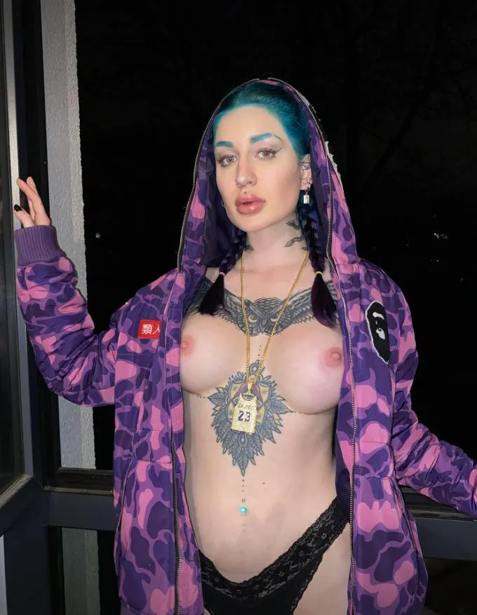 From gaming to flaunting my curves, I’m here to make things interesting