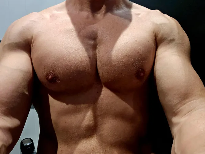 locker room selfie [48]