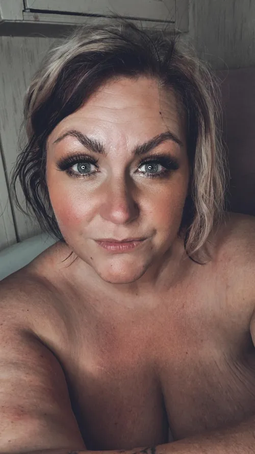 This MILF has a free month to her page