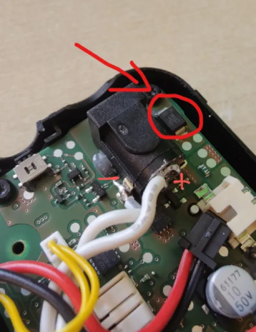 Anybody knows the reference of this chip ? I think its the voltage regulator, mine got fried :/