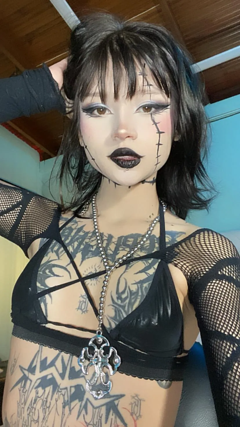 Do petite goths stand a chance