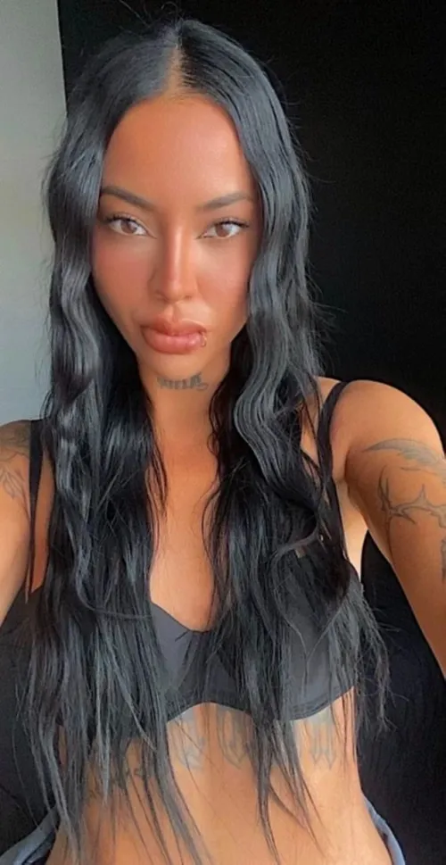 I'm the perfect girl who can give you the satisfaction feeling you're craving.