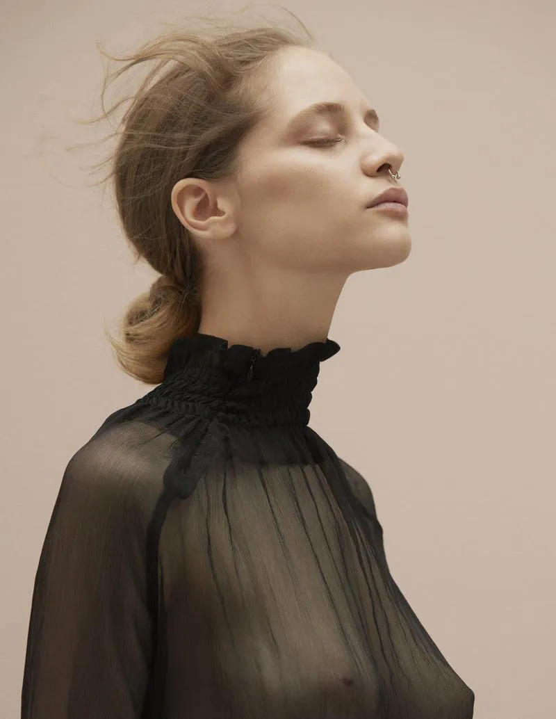 Melina Gesto by Julia Noni