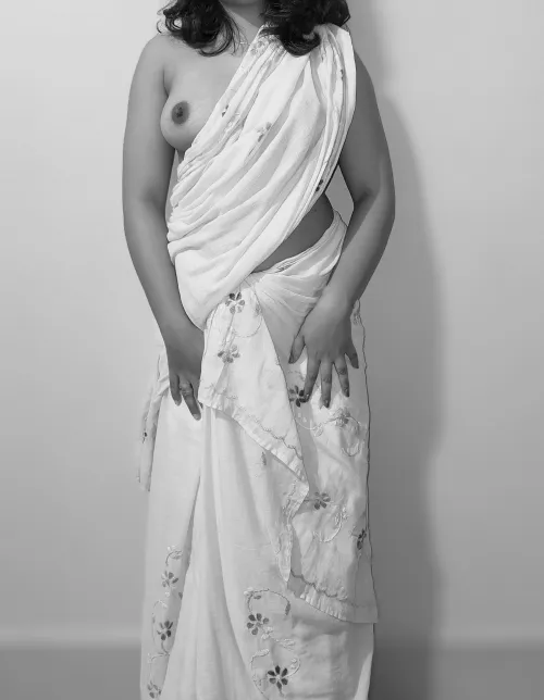 Retro vibe. Time traveling to the blouseless time.