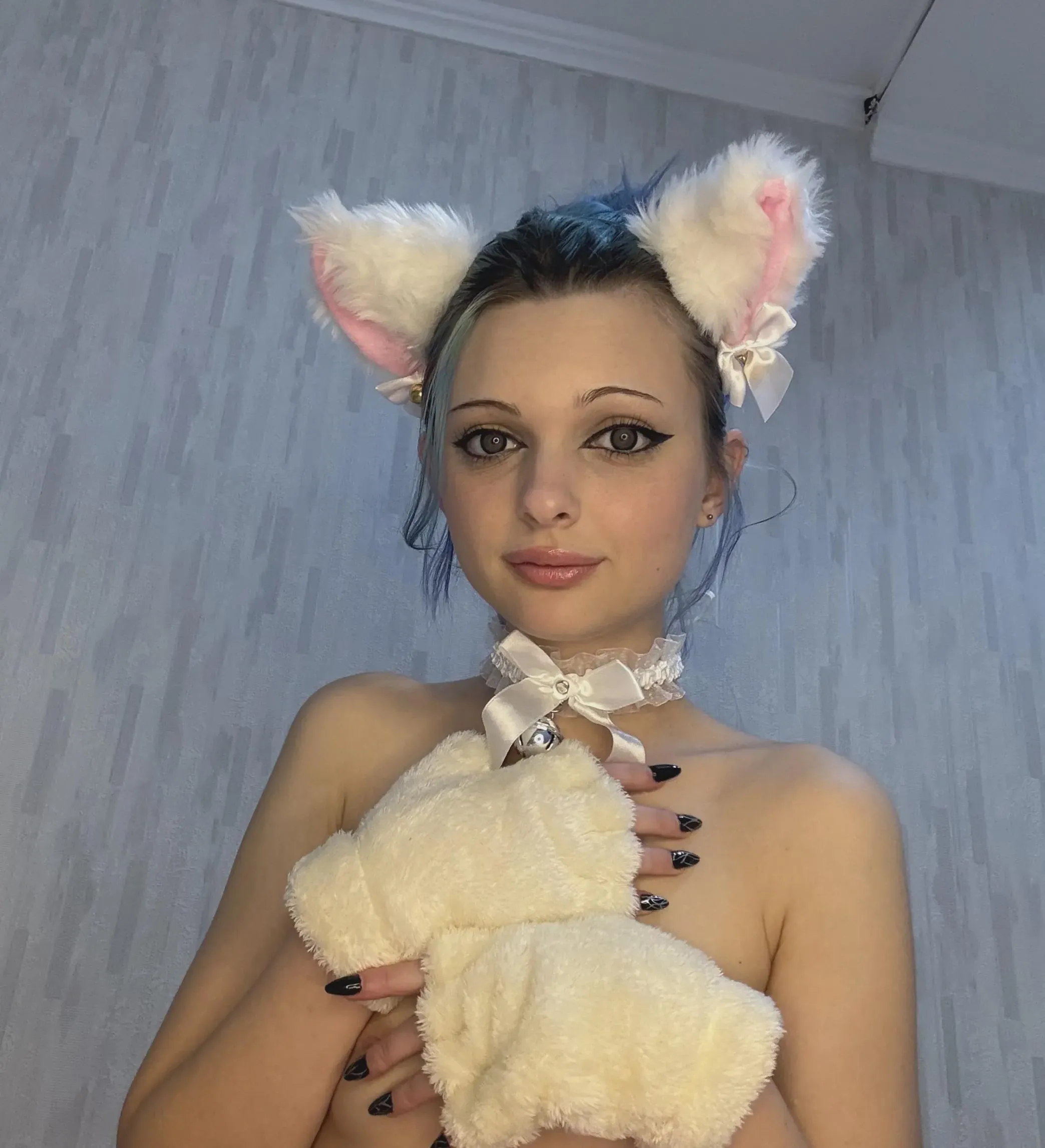 This cat needs a new friend