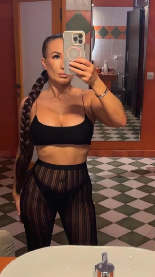 Imagine getting to play with this 40 milf everyday!