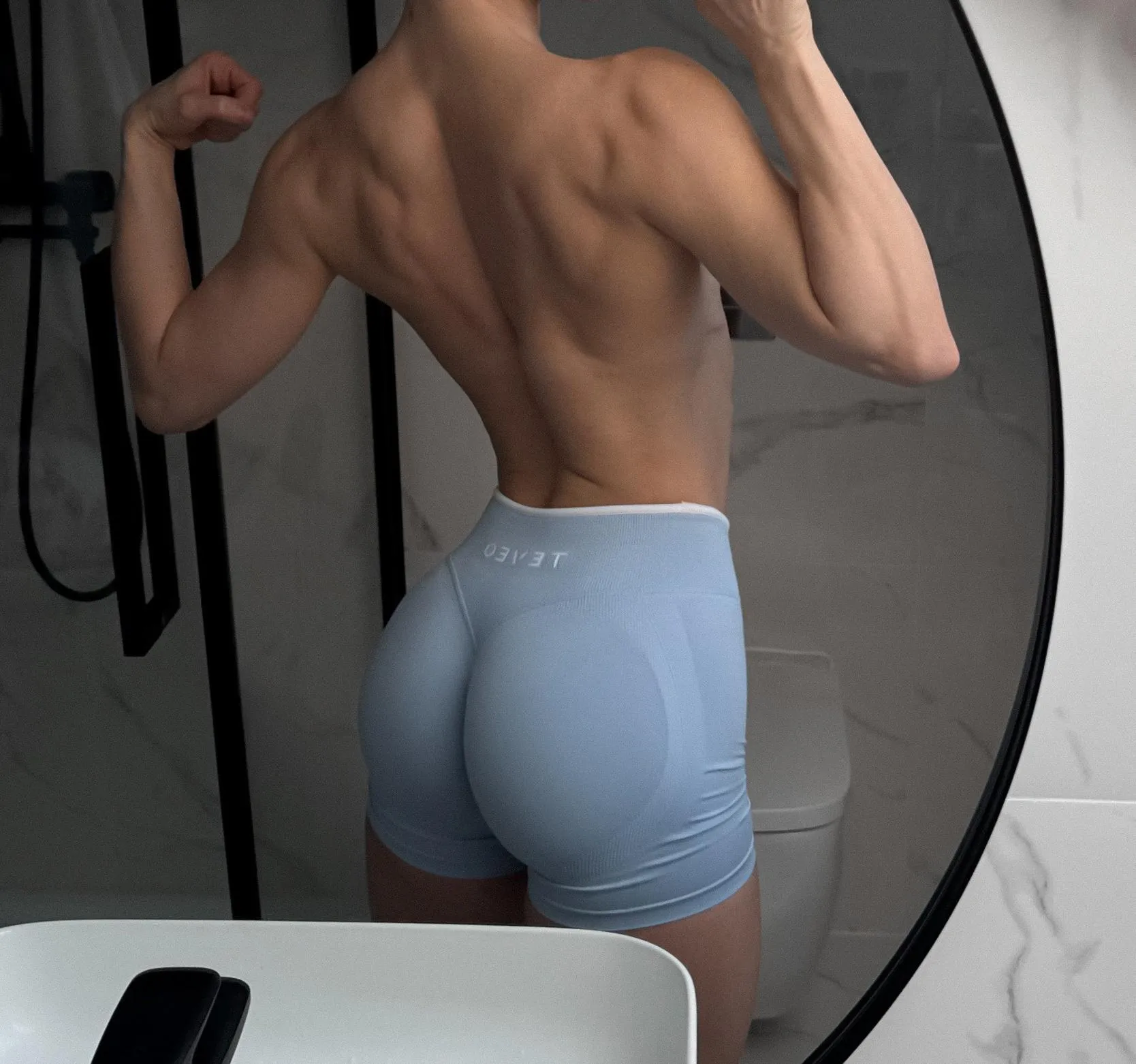 shredded back flexing