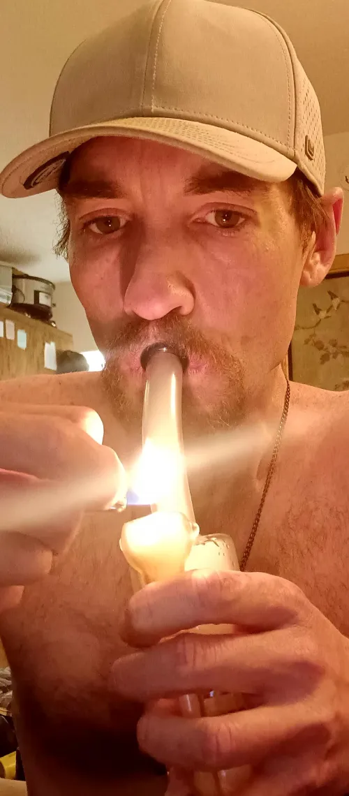 33 [M] just here blowing smoke .. Cheers Lol