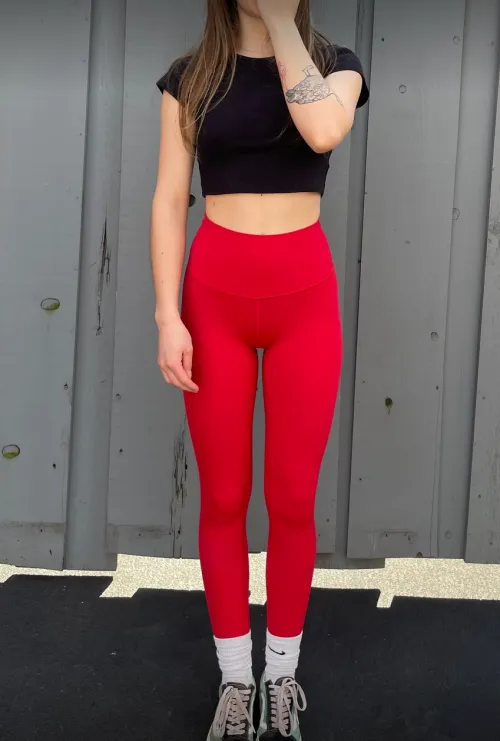 Red yogapants are underrated
