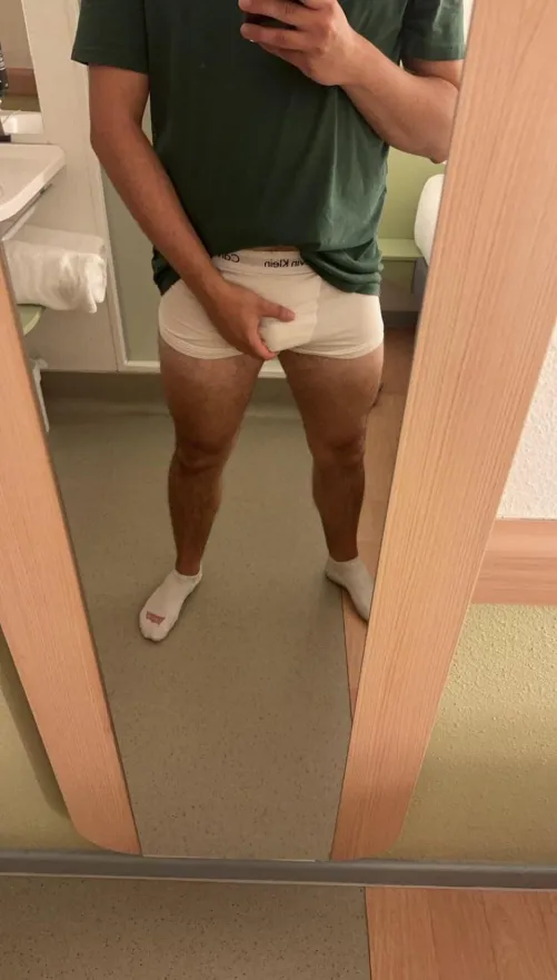 25 Staying in London hotel Thursday night 13th (Tomorrow night) hmu - sc ddavidson275