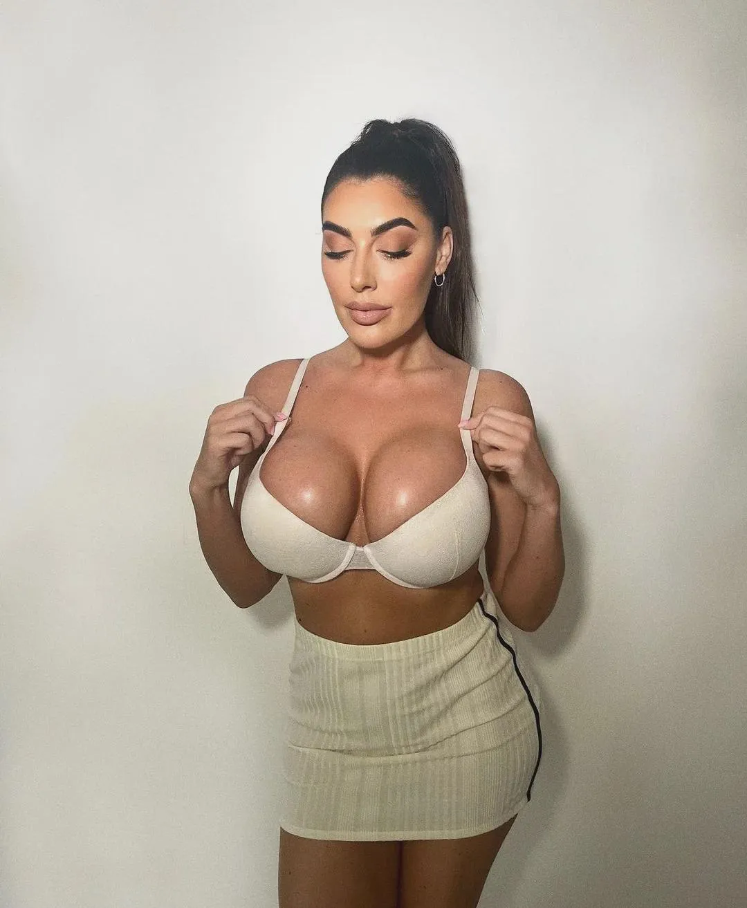 Can someone invite me to an Ava Koxxx discord?