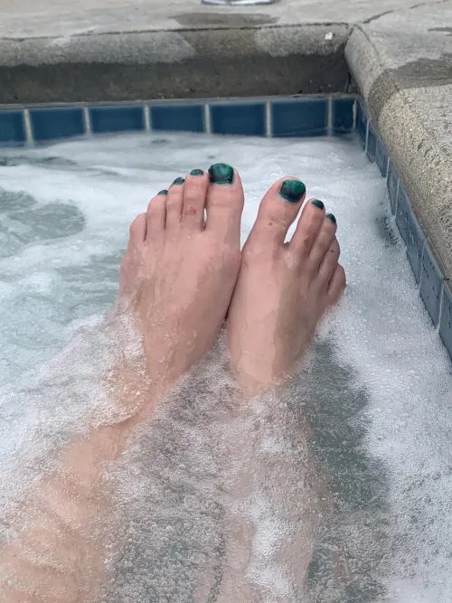 Hot tub toes