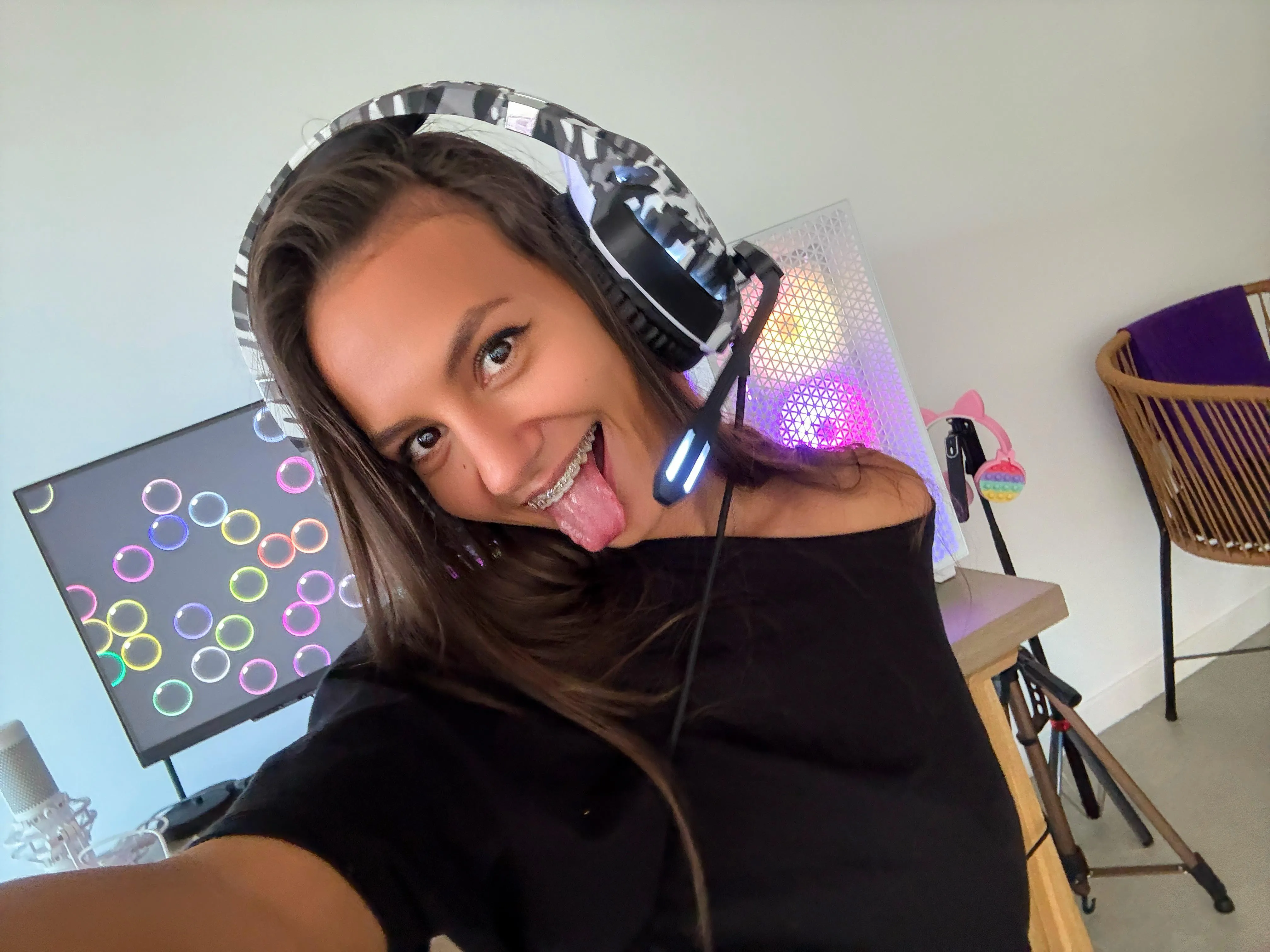 I want to feel it in my mouth, let me show you how girls with braces suck it