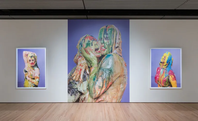 Sploshing in the Art Gallery