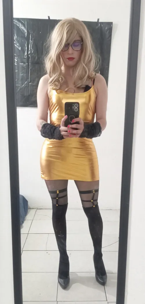The gold girl is here 🔥