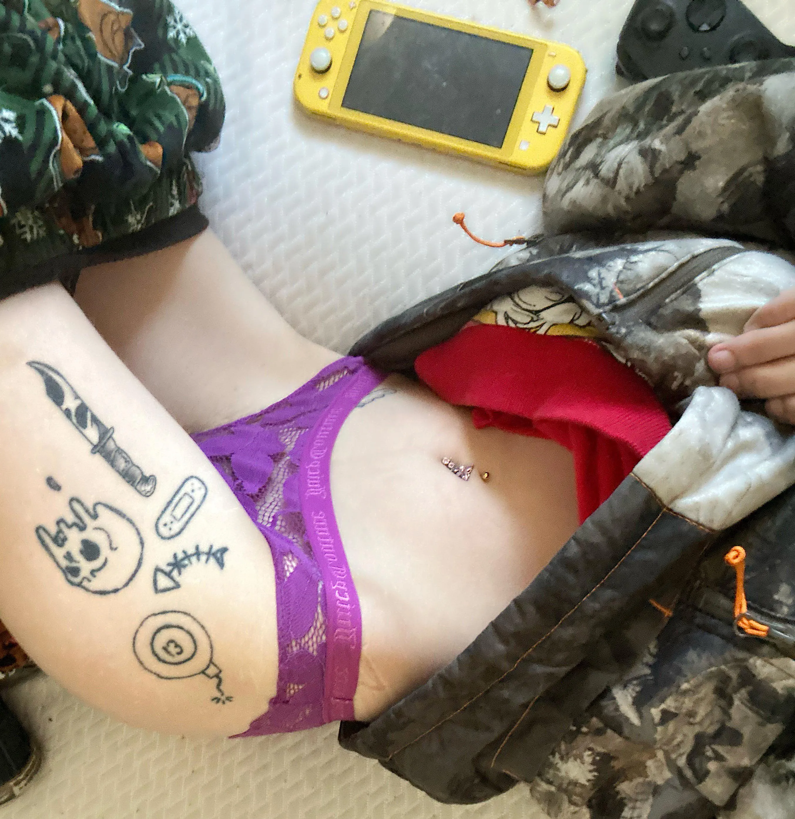 (F23) Lazy day today ❤️gonna get pounded while I play my game ❤️😜