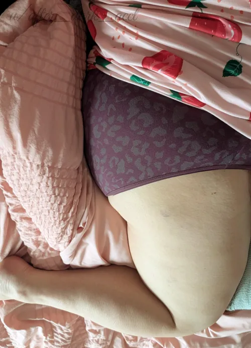 Hi babes! Morning panty shot