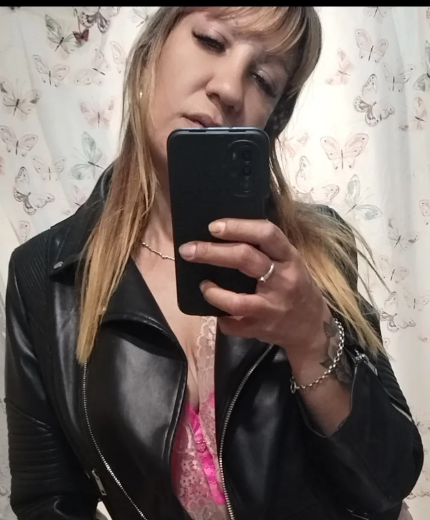 I can be your most obedient MILF if you know how to please me too