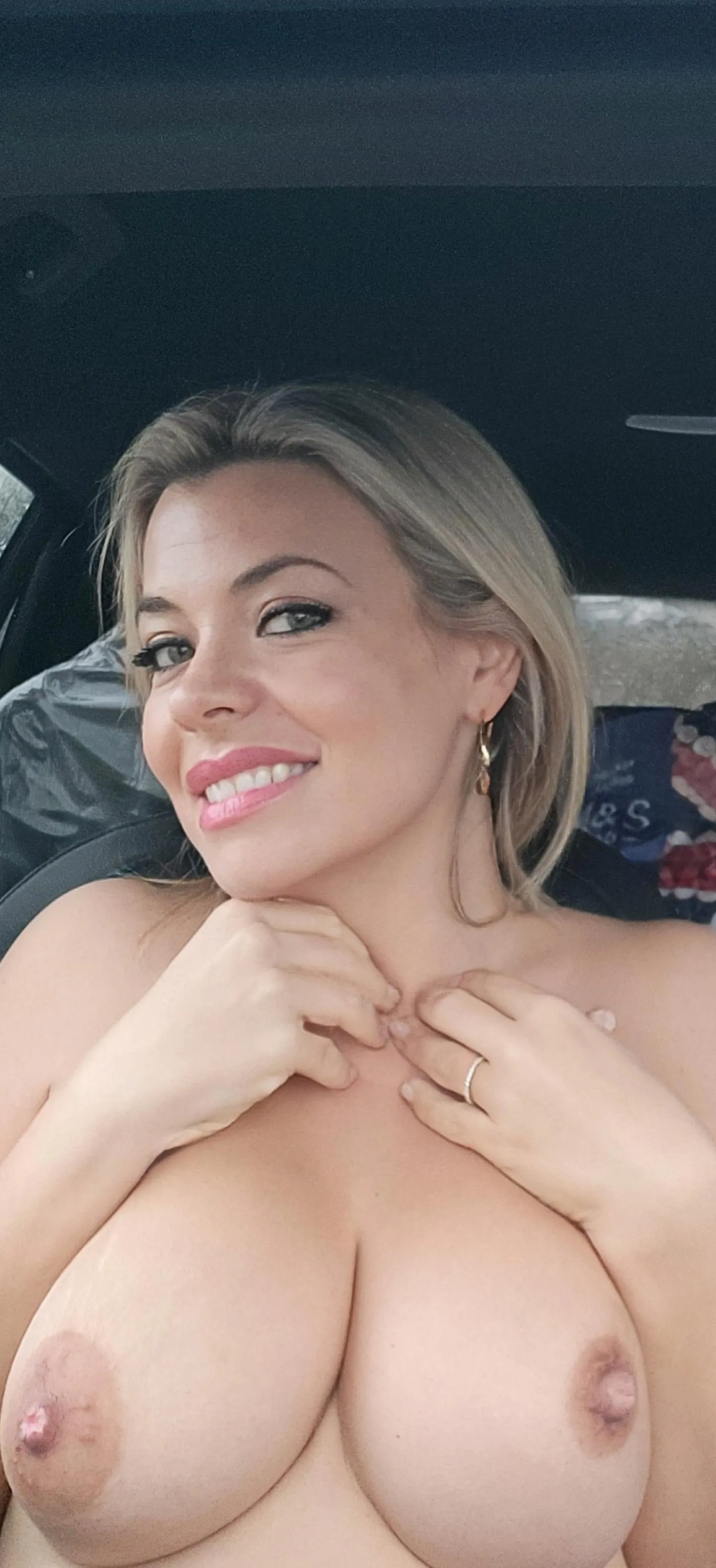 Sucking and fucking in the car....(f)