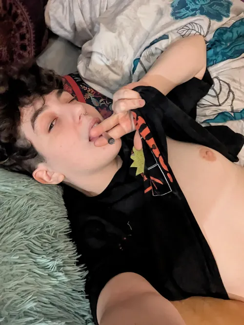 Anyone else 420 and would smoke with me 🫦