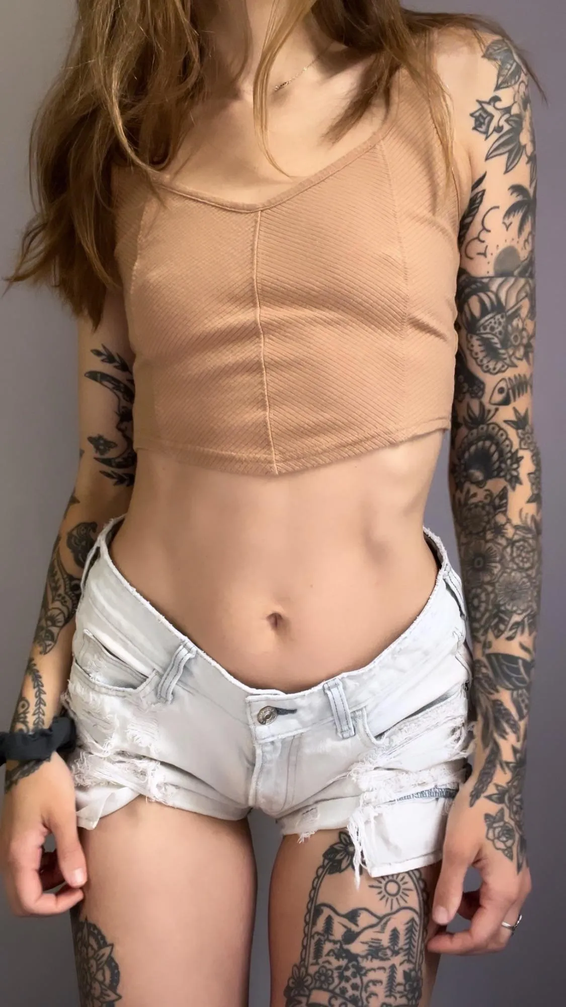 beige crop top & light wash jean shorts