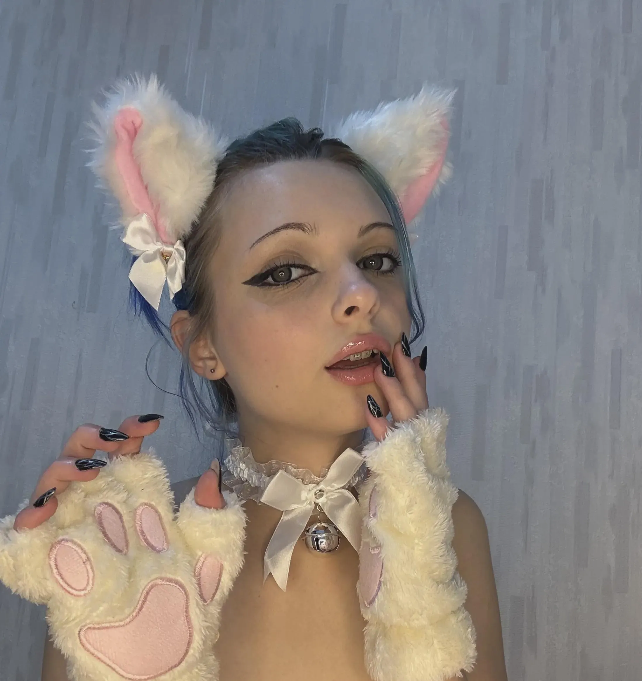 Kitties are always very seductive