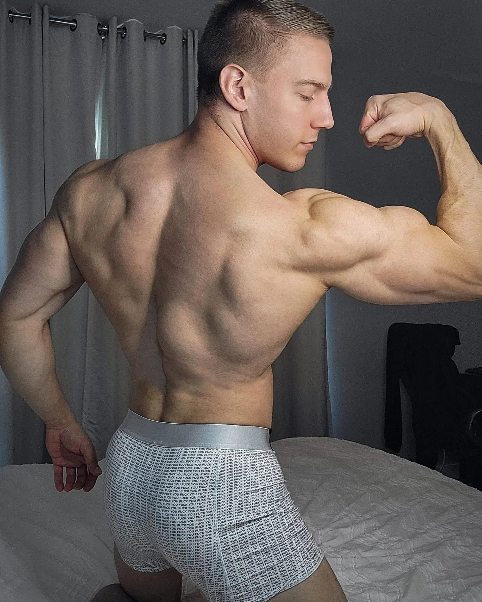 Come worship Daddy’s muscles 💪🏼😈!