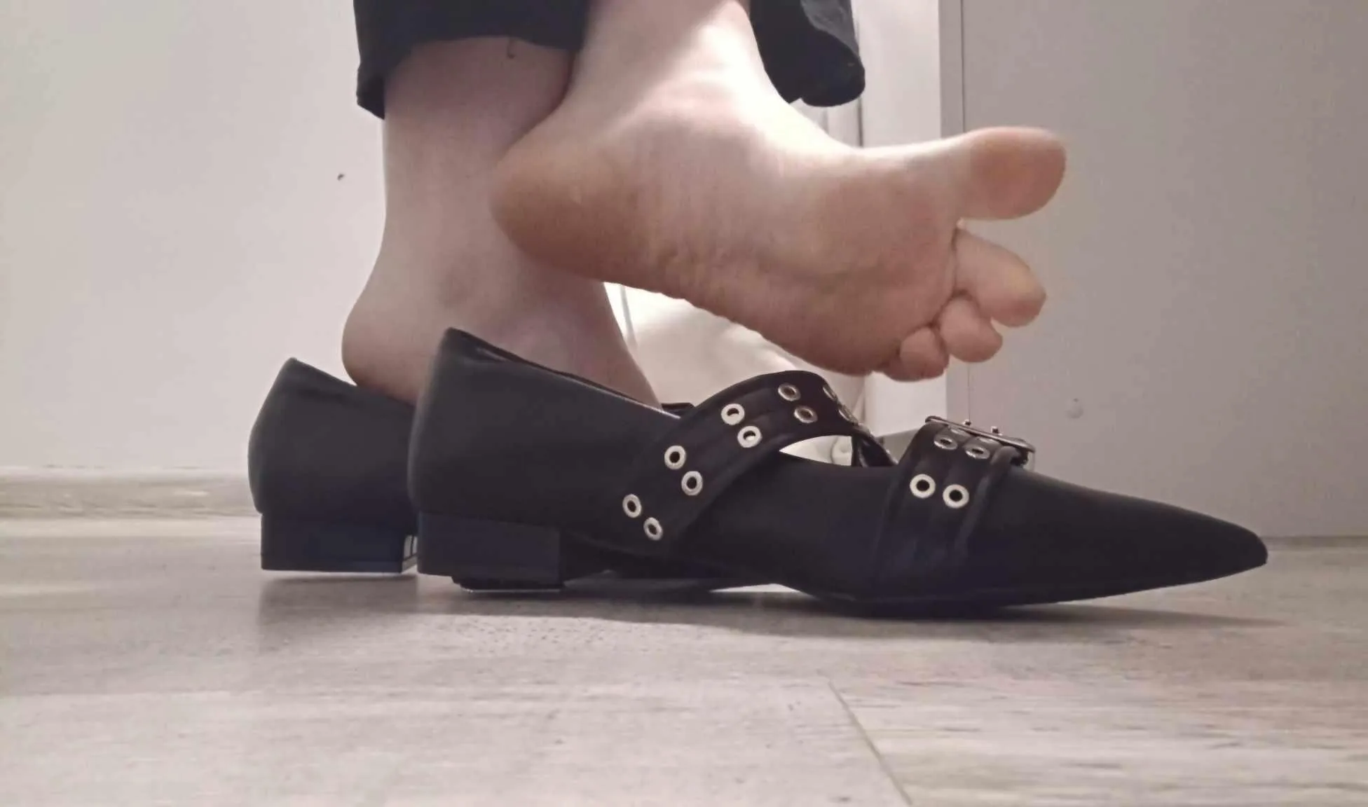 Flats make my feet smell so yummy👅🥵