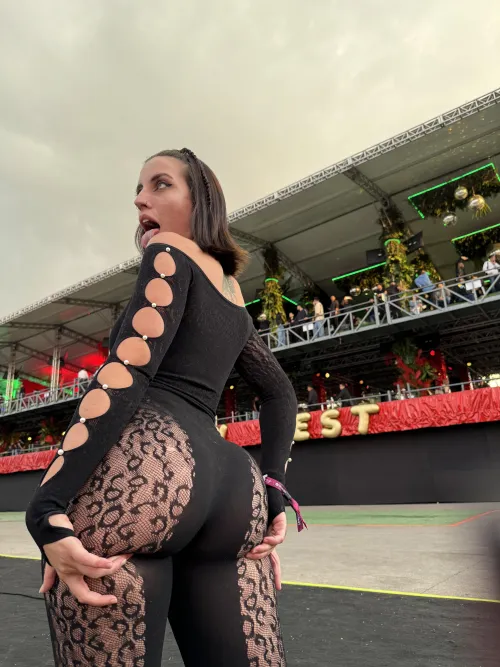 Long tongue, big ass