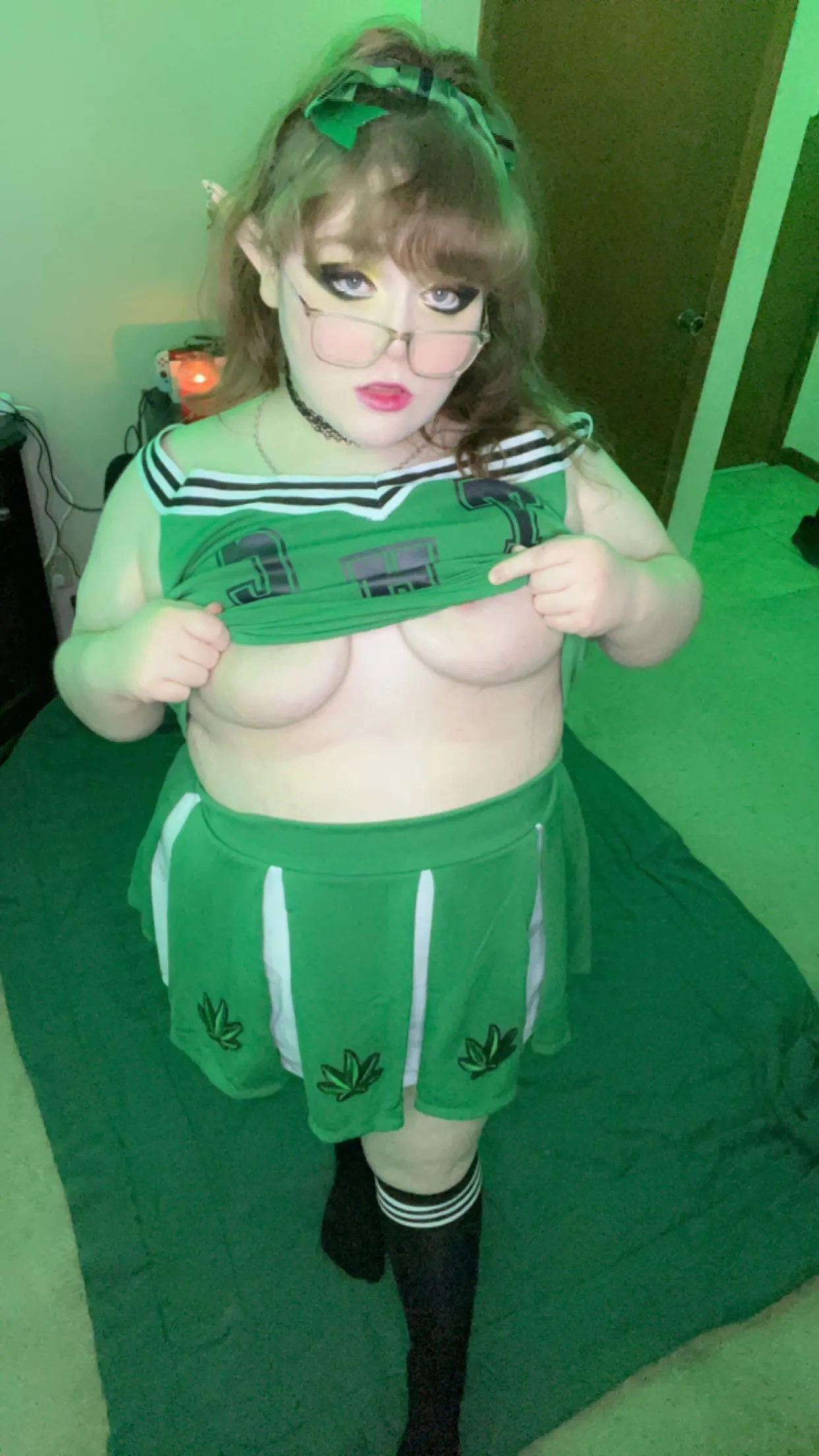 this elf is ready to show you her goodies