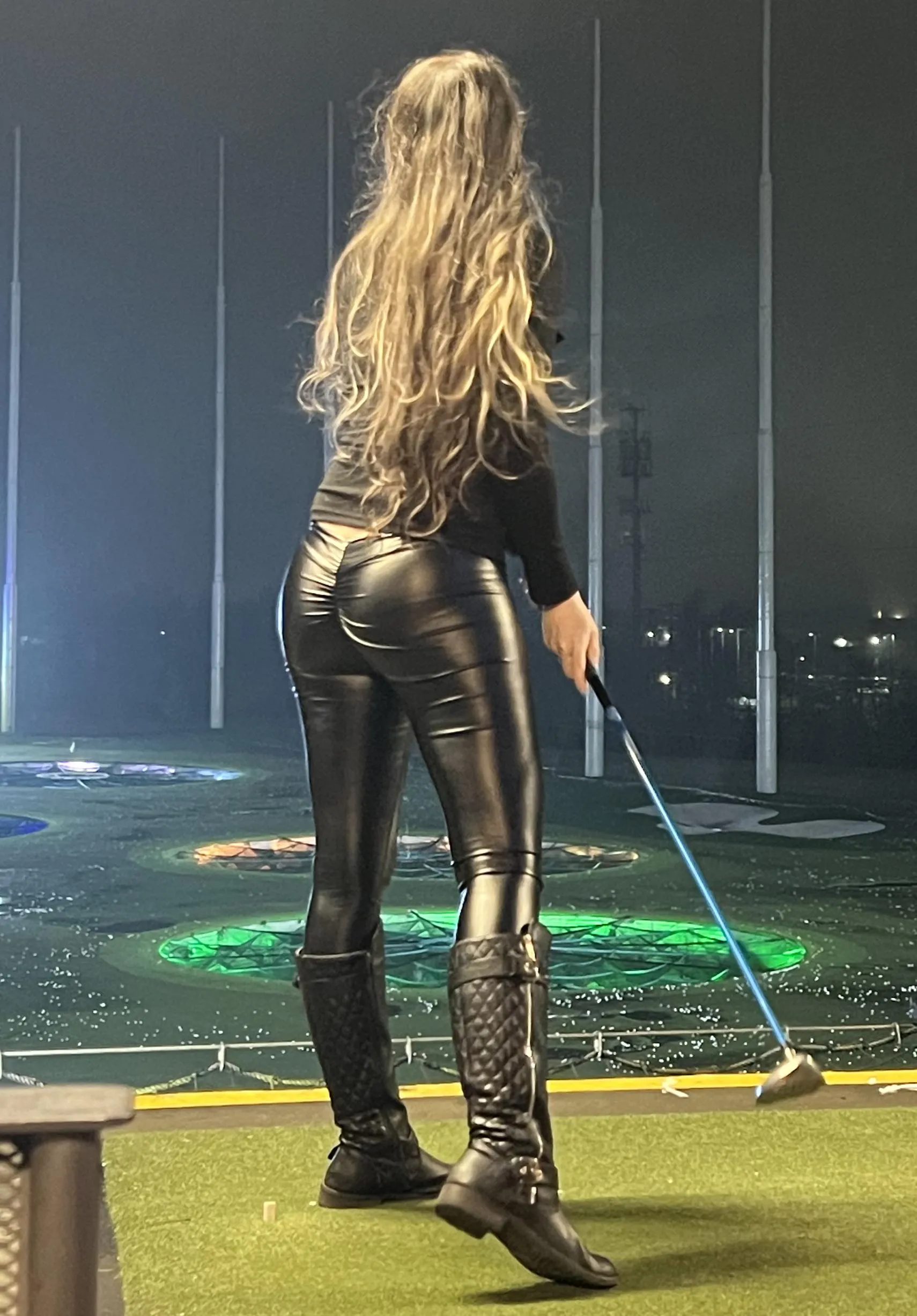 Love wen she wares leather pants