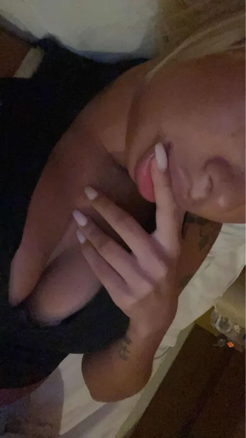 Ge mig lite kärlek så visar jag mina tuttar 😍