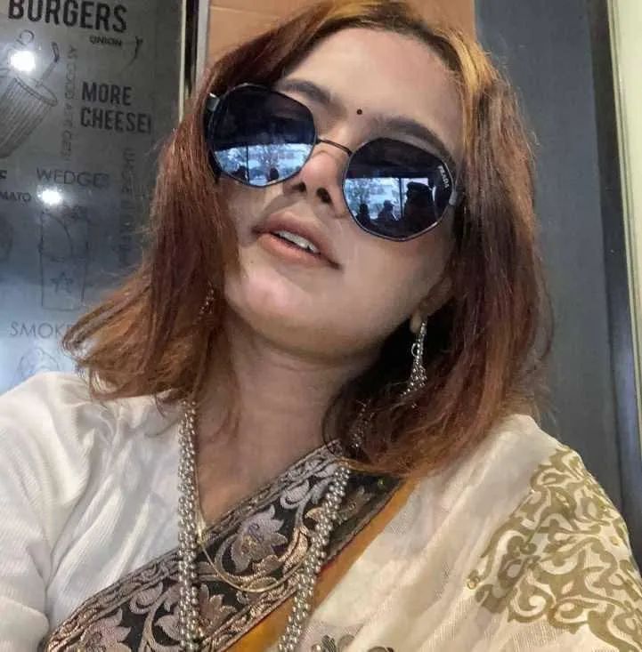 আমার বয়স ১৭ আমি আমার বোনের পিক দেখে দেখে মাল ফেলি যা বোন দেখে ফেলে।