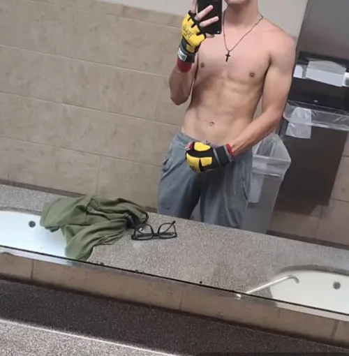 20M Oahu looking for a FWB