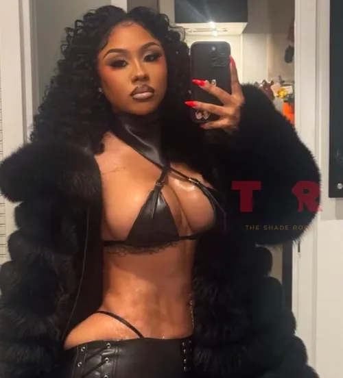 Her fans still want to believe her abs are natural🤣🤣