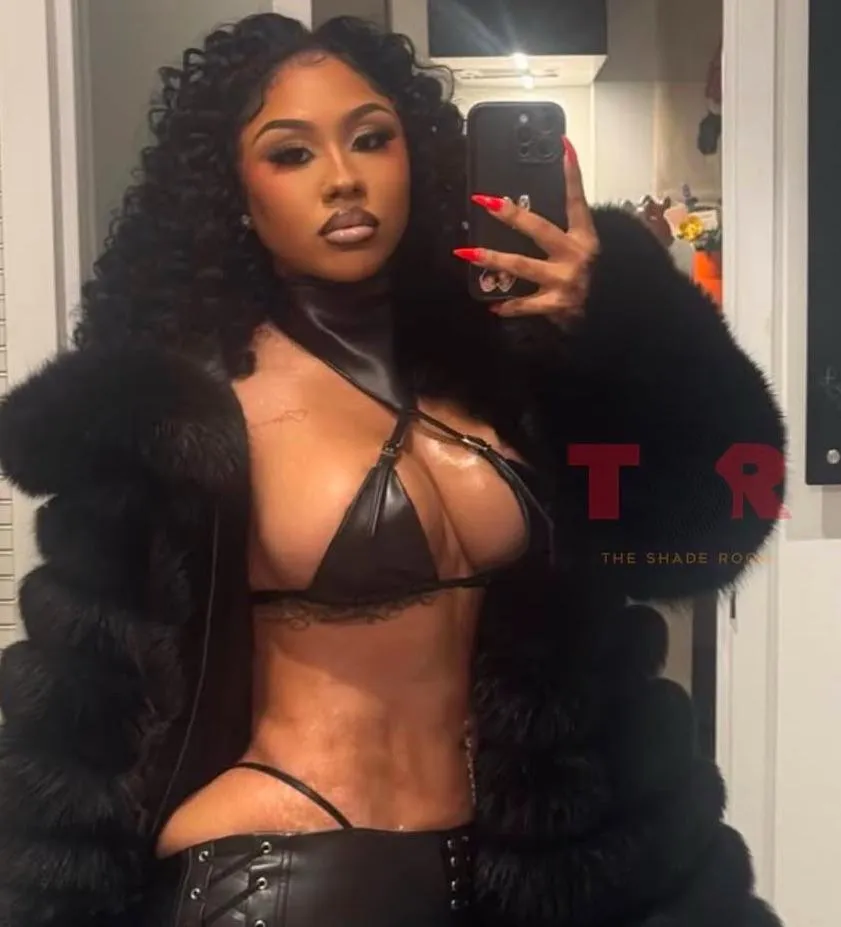 Her fans still want to believe her abs are natural🤣🤣