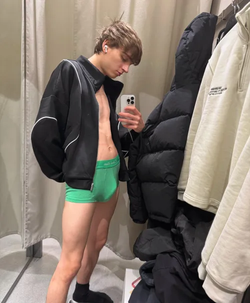 Quick fitting room selfie 💚