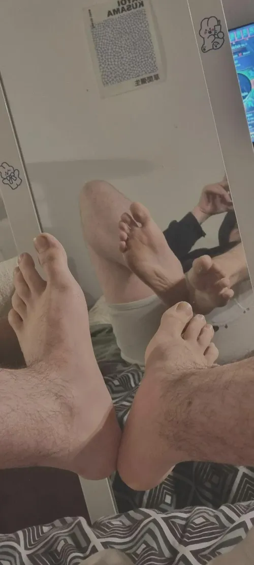serve my big sweaty french feet 🔥