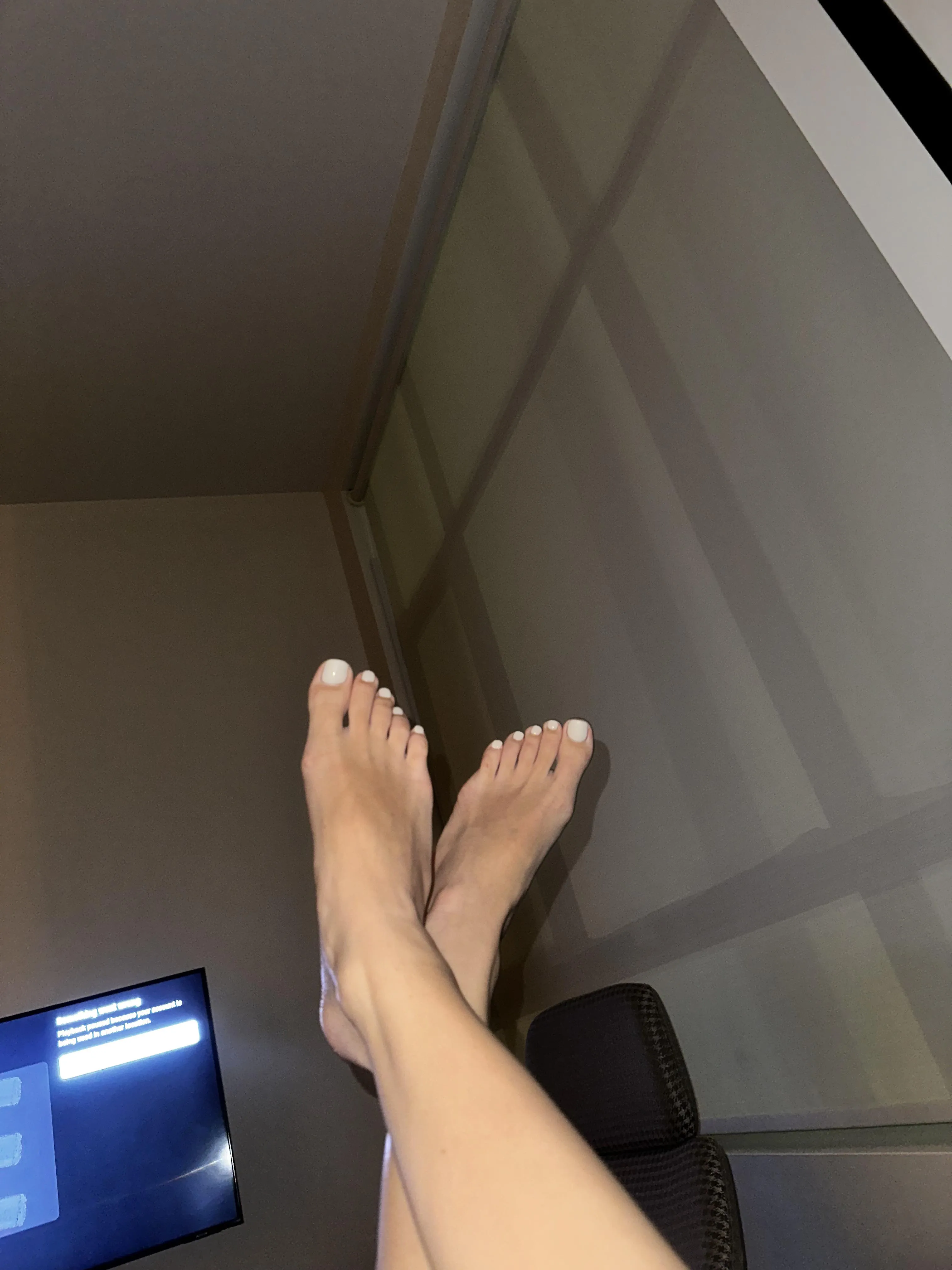 Who likes white toes?😝