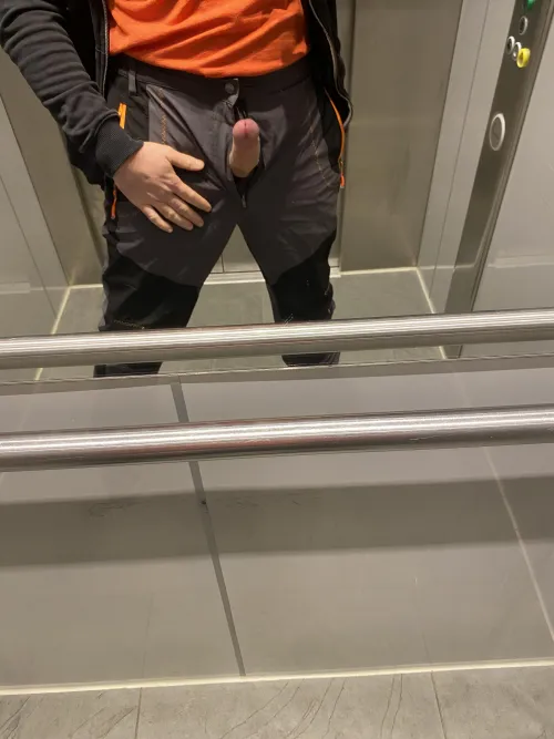 Einen geilen guten Morgen aus dem Fahrstuhl auf den Weg zum frühstücken ☕️🥯🍳🍆😊