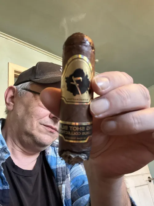 El Septimo Long Shot Black. A luxury cigar… in name only! There’s nothing bad here - just nothing outstanding. When a cigar claims to be an ultra-premium product, “okay” isn’t enough.