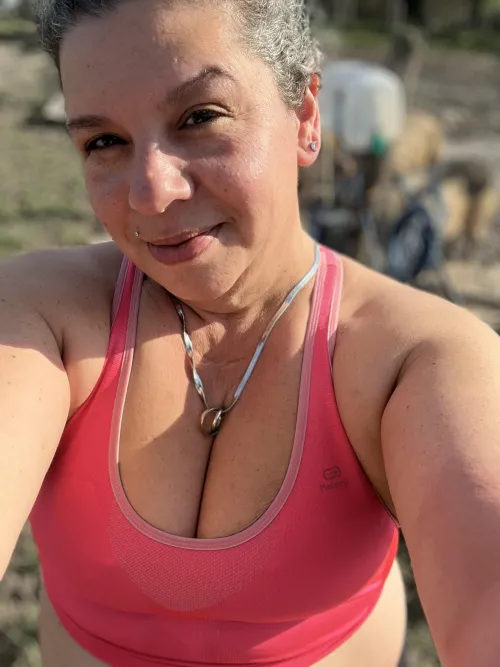 Finally the sun came out top came off while feed the pig 🐷