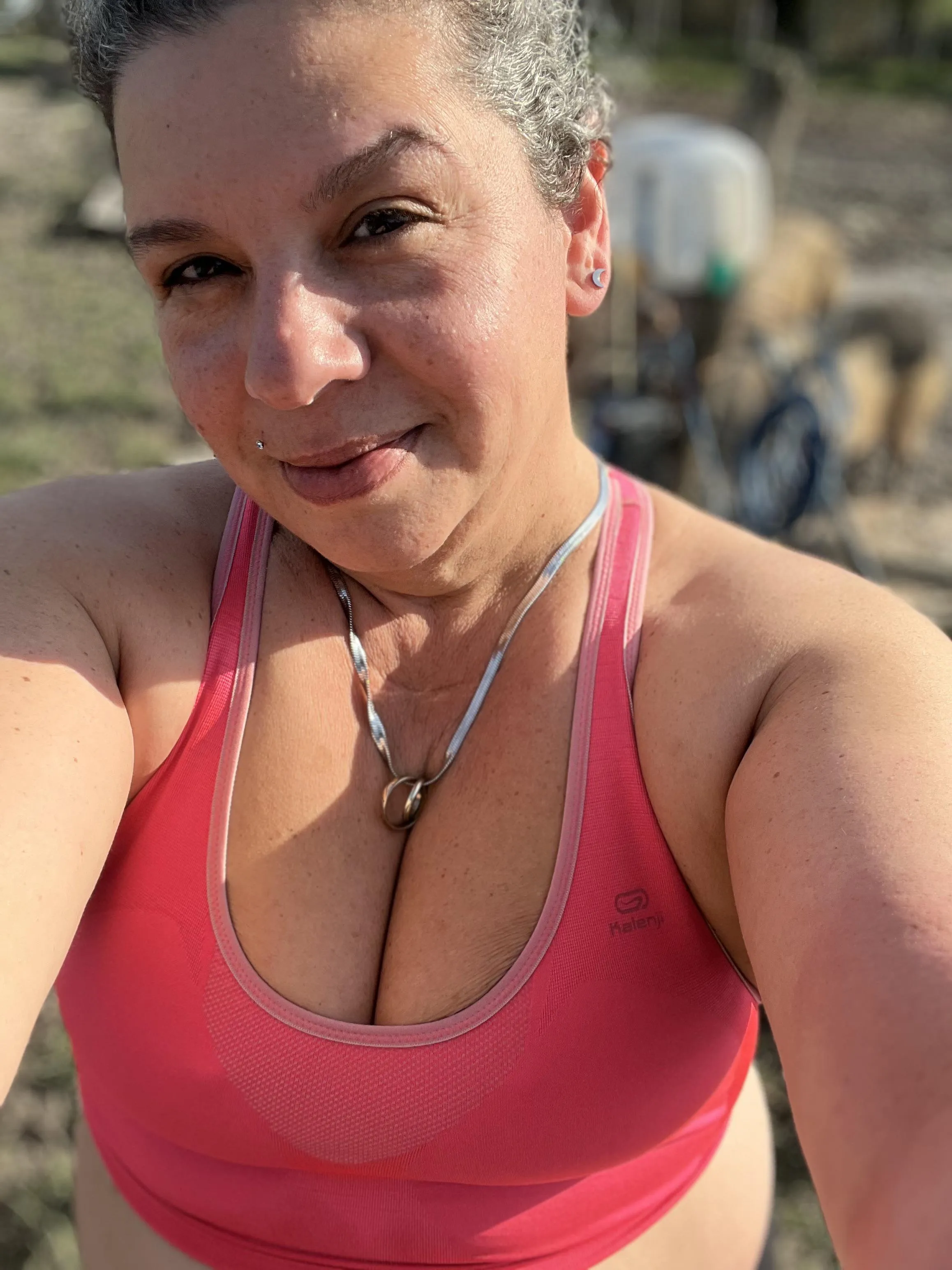 Finally the sun came out top came off while feed the pig 🐷