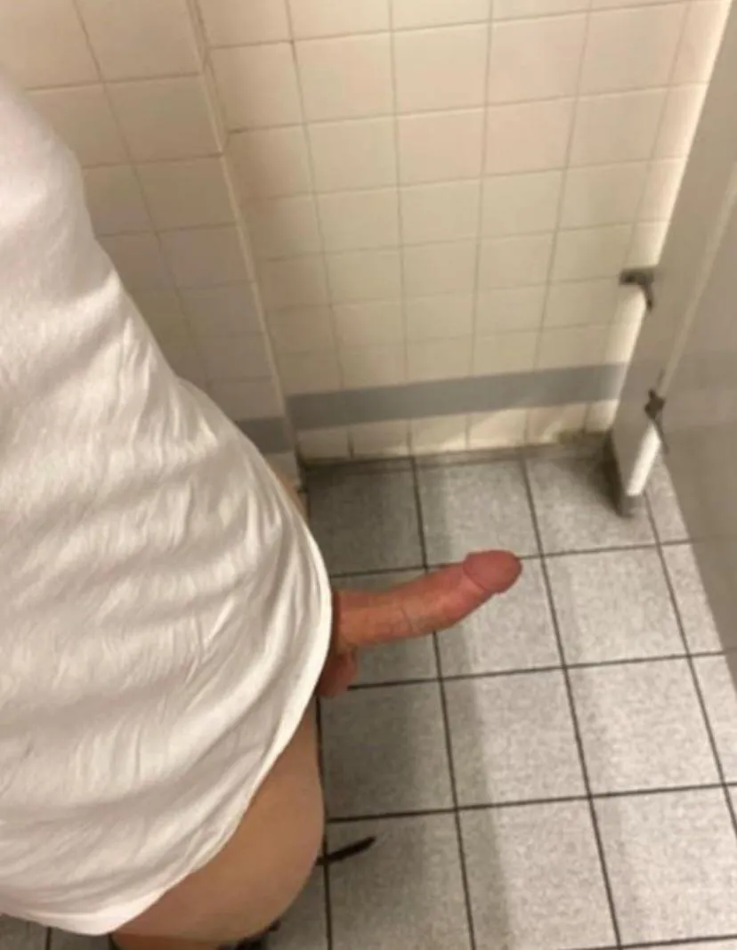 Just a public bathroom boner ;)